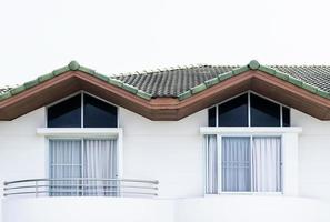 duas janelas na casa branca moderna foto