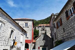 roupa está secando em uma corda em uma antiga rua em perast, montenegro foto