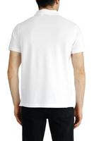 maquete de camiseta masculina no homem, isolado no fundo branco, copie o espaço foto
