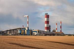 panorama da paisagem industrial poluição ambiental resíduos da usina termelétrica. grandes tubos da planta da empresa da indústria química foto