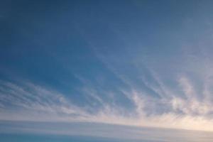 fundo de céu azul com nuvens brancas listradas. panorama do céu azul pode ser usado para substituição do céu foto