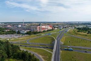 vista aérea do enorme entroncamento rodoviário da autoestrada com tráfego intenso na cidade foto