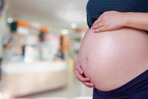 mulher grávida com hospital desfocar o fundo foto