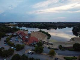 vista de alto ângulo do lago e da paisagem em milton keynes inglaterra foto