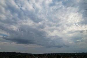 linda vista aérea de nuvens dramáticas sobre a cidade foto