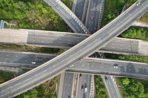 vista aérea das auto-estradas britânicas com tráfego em movimento rápido foto