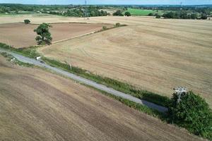 vista de alto ângulo de vacas pastando no campo contra o céu. linda vista aérea de alto ângulo da fazenda de animais no campo agrícola britânico perto de londres inglaterra grã-bretanha do reino unido foto