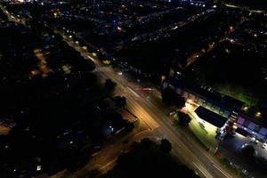 vista de alto ângulo das auto-estradas britânicas com tráfego. as imagens aéreas de estradas britânicas e auto-estradas entre m1 junção 7 e 9 ao pôr do sol. as imagens capturadas em 09-07-2022 com a câmera do drone foto