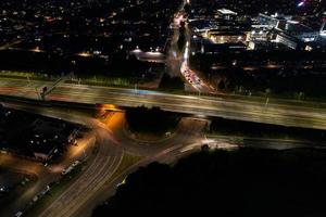 vista de alto ângulo das auto-estradas britânicas com tráfego. as imagens aéreas de estradas britânicas e auto-estradas entre m1 junção 7 e 9 ao pôr do sol. as imagens capturadas em 09-07-2022 com a câmera do drone foto