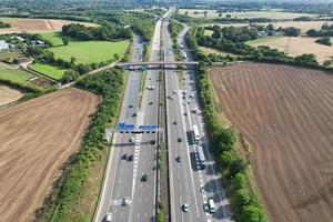 vista aérea das auto-estradas britânicas com tráfego em movimento rápido foto