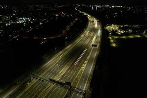 vista aérea das auto-estradas britânicas com tráfego em movimento rápido foto