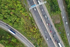 vista aérea das auto-estradas britânicas com tráfego em movimento rápido foto