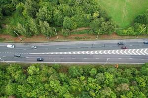 vista aérea das auto-estradas britânicas com tráfego em movimento rápido foto