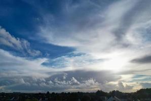 nuvens dramáticas e mágicas sobre a cidade foto