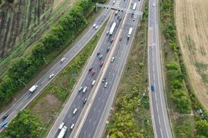 vista aérea das auto-estradas britânicas com tráfego em movimento rápido foto