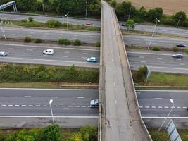 vista de alto ângulo das auto-estradas britânicas com tráfego. as imagens aéreas de estradas britânicas e auto-estradas entre m1 junção 7 e 9 ao pôr do sol. as imagens capturadas em 09-07-2022 com a câmera do drone foto