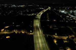 vista aérea das auto-estradas britânicas com tráfego em movimento rápido foto