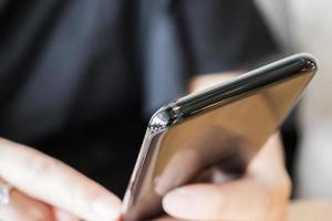 mulher usando smartphone em café restaurante foto