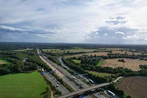 vista aérea das auto-estradas britânicas com tráfego em movimento rápido foto