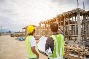 trabalhadores de engenheiro de construção de homem de negócios asiáticos no canteiro de obras foto