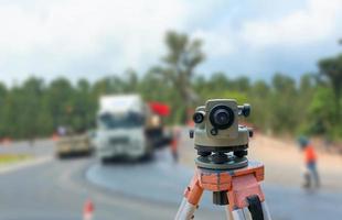 canteiro de obras de estradas, instrumento teodolito para construção de estradas foto