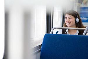 mulher ouvindo música no trem foto