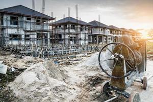 máquina de betoneira de cimento no canteiro de obras de construção de casa nova foto