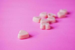 forma de corações de doces de dia dos namorados no fundo rosa foto