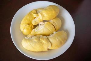 carne amarelo durian rei de frutas no prato pronto para comer foto