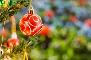 enfeites de natal na árvore foto