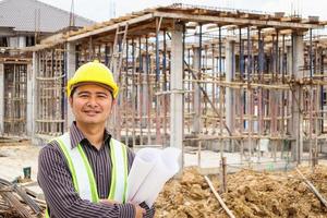 trabalhador de engenheiro de construção de homem de negócios asiáticos no canteiro de obras foto