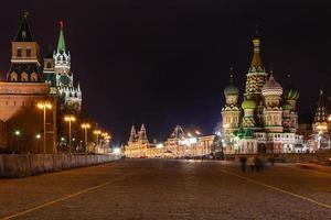 torre e catedral na descida vasilevsky na noite foto