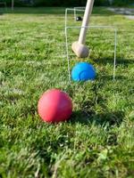 jogo de croquet no gramado verde foto