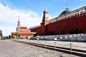 vista da parede do kremlin na praça vermelha em moscou foto