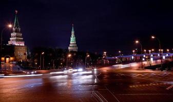 grande ponte de pedra e torres do kremlin em moscou à noite foto