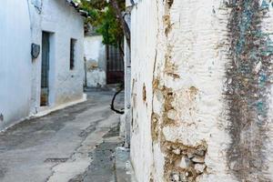 rua estreita e colorida na aldeia de kritsa na ilha de creta foto