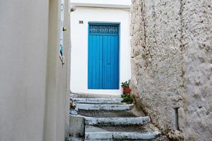 rua estreita e colorida na aldeia de kritsa na ilha de creta foto