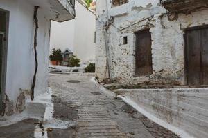 rua estreita e colorida na aldeia de kritsa na ilha de creta foto