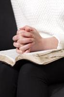 lendo a bíblia e orando foto