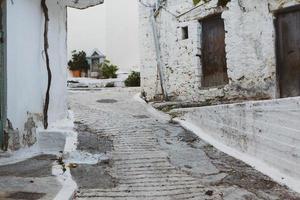 rua estreita e colorida na aldeia de kritsa na ilha de creta foto