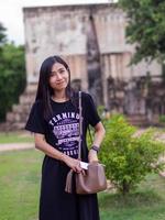 mulher asiática e templo antigo no parque histórico de sukhothai foto