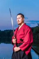 homem em roupa japonesa samurai étnica uniforme com espada katana