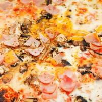 pizza italiana com cogumelos e presunto foto