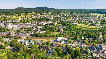 acima vista da cidade de gerolstein em dia de verão foto