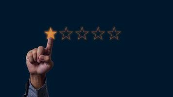 a mão do empresário toca a classificação de feedback de classificação de cinco estrelas e a experiência positiva de revisão do cliente na tela virtual. foto