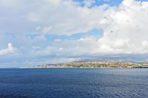 vista do cabo de punta pezzo em reggio calabria foto