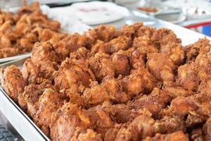 estilo de rua de comida de frango frito da ásia em bandeja de alumínio para vendas. foto