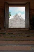 gapura agung, o portão principal do castelo da água de taman sari foto