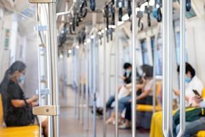 o ambiente dos passageiros da Ásia dentro do trem do céu com as máscaras no rosto de todas as pessoas. foto