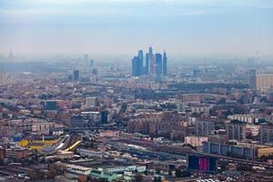 cidade de moscou e paisagem urbana em dia de outono smog foto